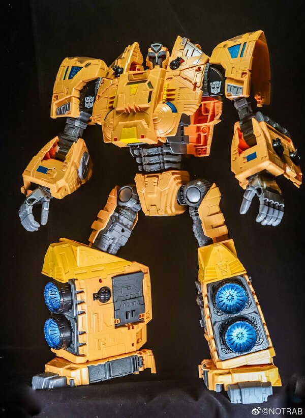 Transformers Kingdom Titan Class ARK More In Hand Images  (2 of 30)